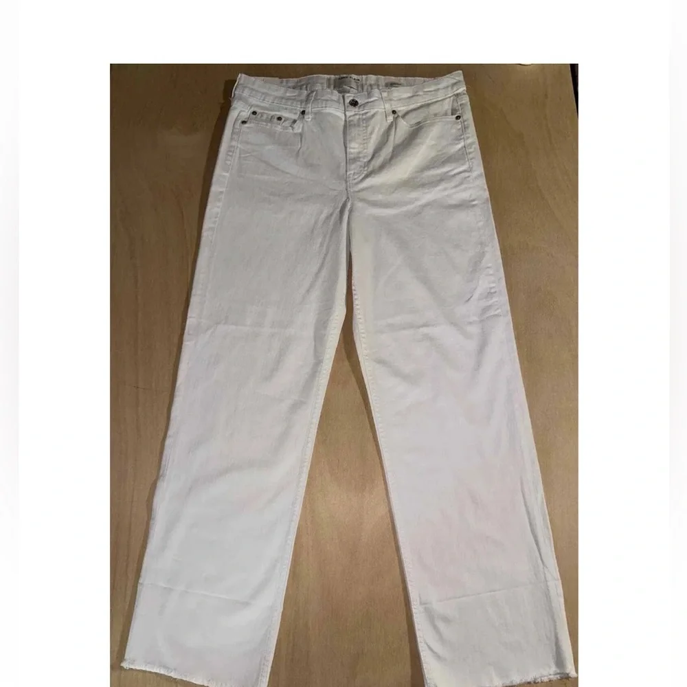 Anna Klein Straight Leg Jeans. NWT‎